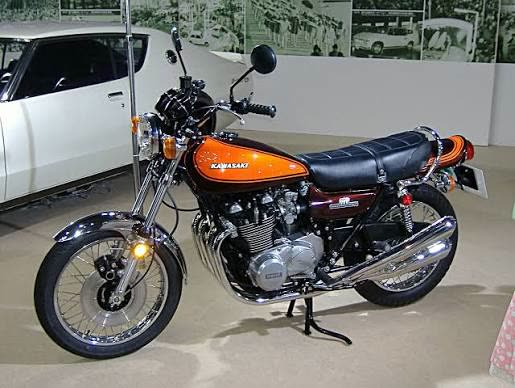 Kawasaki Z1 900 en peinture orange Jaffa, de profil